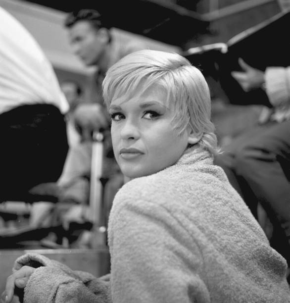 “Stars were made to suffer, and I am a star.” Happy birthday, tragic queen Jayne Mansfield ... 📸Peter Stackpole on the left. On the right, looking very much like her daughter, Mariska Hargitay.