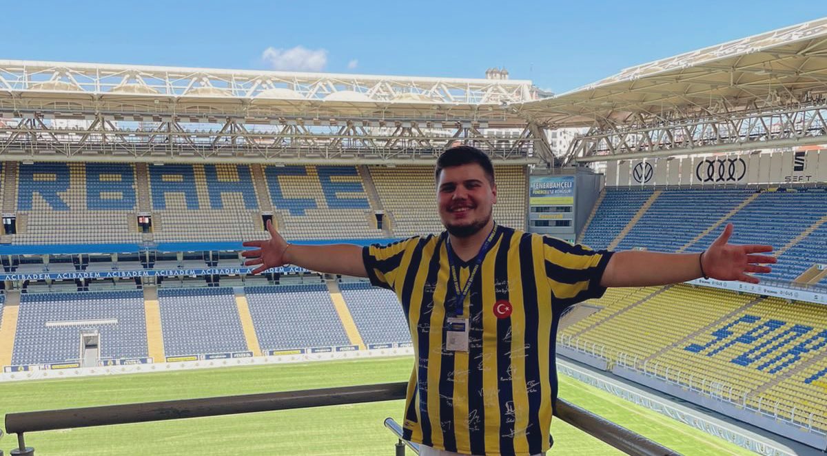 En zor günün bugününse, ölürüz biz gerekirse. 

Ölüm olsada ucunda,
Bayrağın hep avucumda,
Forman olsun baş ucumda,
FENER yazsın mezar taşımda💛💙
#Fenerbahçe #BizFenerbahçeliyiz