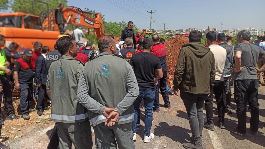 Urfa'da İş Cinayeti! Urfa Bozova'da, önlem almadan yapılan kanalizasyon çalışması sırasında meydana gelen göçükte 33 yaşındaki Mehmet Sinan Kubat isimli işçi hayatını kaybetti. #işcinayeti