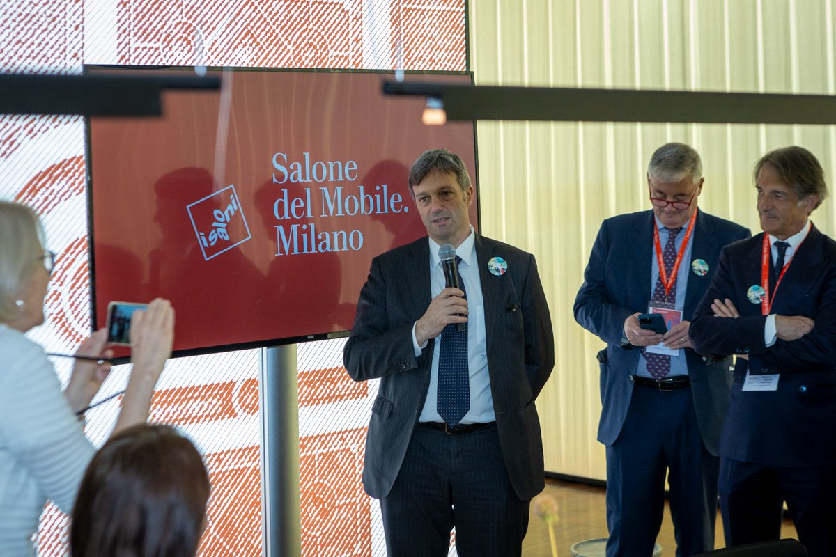 Anche per il #SalonedelMobile2024 ICE conferma suo supporto prezioso alla manifestazione, portando a Milano un gran numero di operatori esteri qualificati. Grazie al presidente Zoppas per la visita e per il dialogo costante con la Federazione, al fianco della filiera #legnoarredo