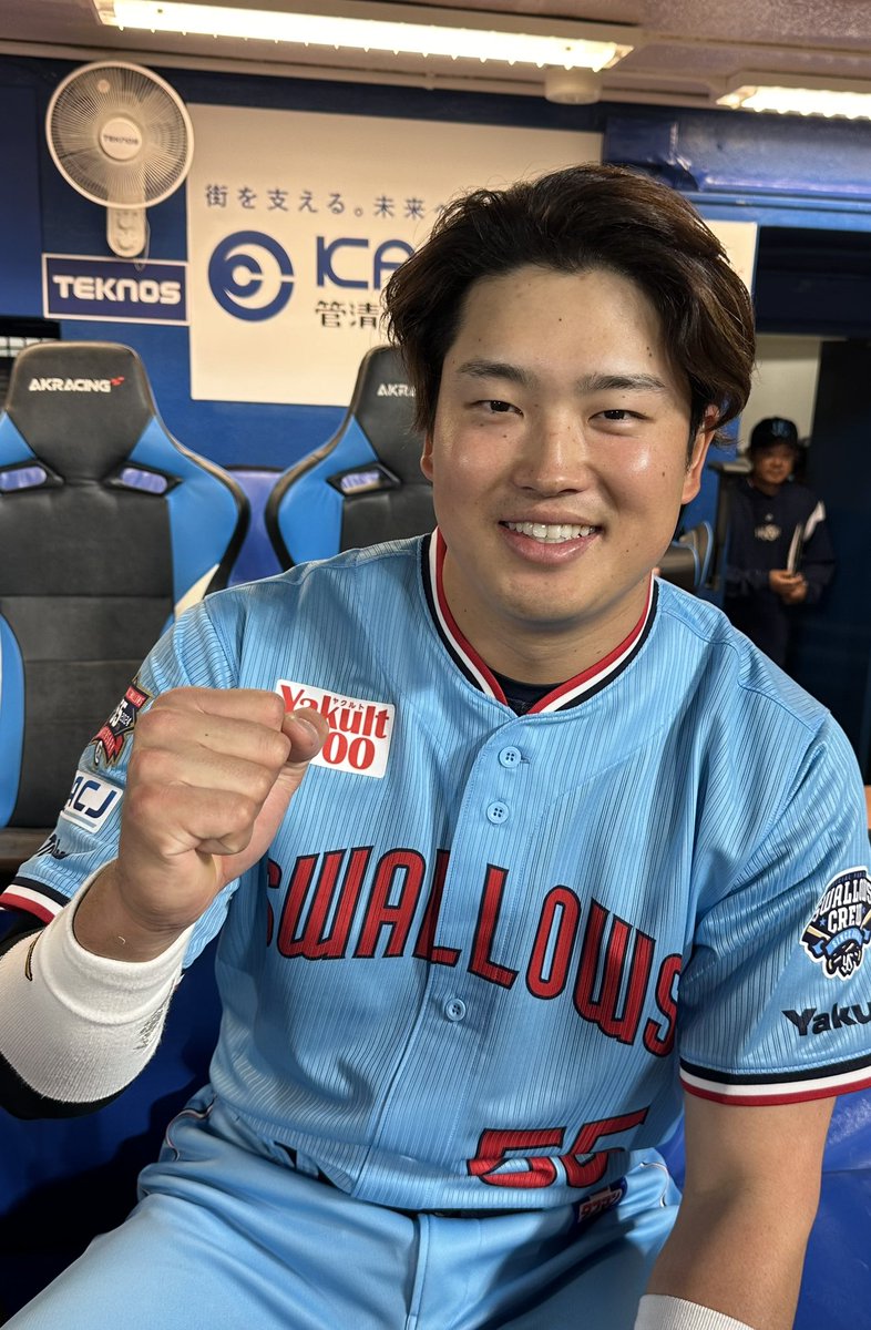 swallowspr's tweet photo. ハイ！２日連続の笑顔。
神宮で出ました！
あの角度とあの滞空時間、
最高の瞬間をありがとうございました。移動ゲームお疲れ様、
明日も頼んだぞ
#ヤり返せ
#swallows
#村上宗隆 https://t.co/4bG1azWA5I