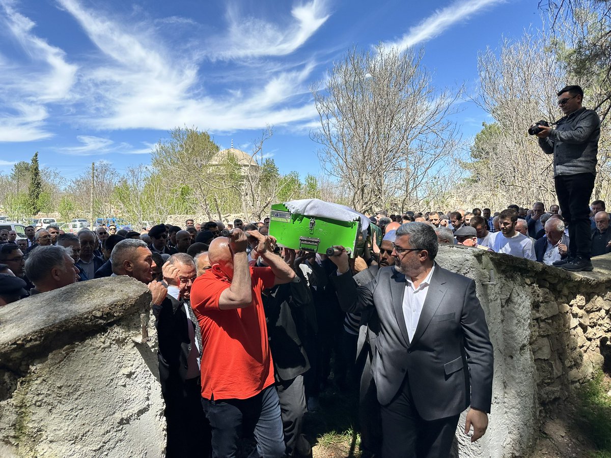 avaliozkaya's tweet photo. 📍Dinar

Yargıtay Üyesi hemşehrimiz İsa Çelik’in ebediyete irtihal eden kıymetli annesini ebedi aleme uğurladık.

Rabbim cümle geçmişlerimize rahmet eylesin, mekanları cennet olsun inşallah. https://t.co/CmwuSCsWnu