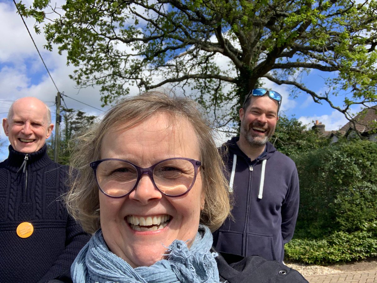 One of our hard-working and familiar Lib Dem 🔶 councillors for #Cranleigh, @LAMTownsend, and team, having a wonderful time speaking with residents in beautiful #Rowly today ☀️

Vote @PaulDFollows in #GodalmingandAsh 🔶