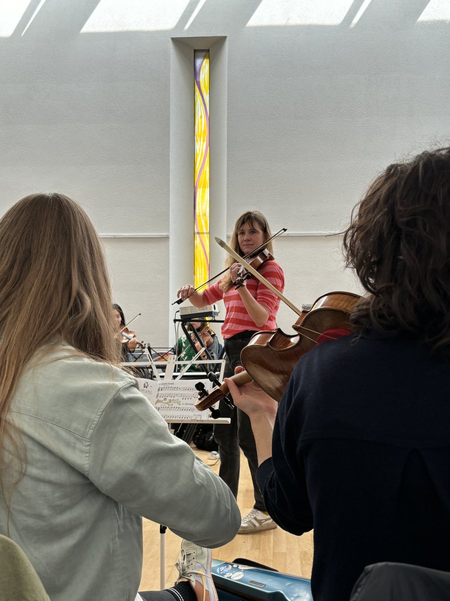 Teacher training day and we’re spending the afternoon with Georgina Leach from Dynamite Strings! ✨ Our teachers love a playthrough! 🎶🎻