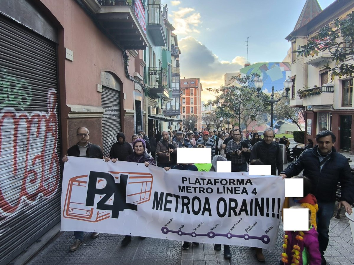 Ayer nos manifestamos, junto al resto de Barrios del Sur, por una L4 de Metro Bilbao digna y consensuada con los barrios.
Atzo manifestazioa egin genuen, hegoaldeko gainerako auzoekin batera, Bilboko Metro L4 duin eta auzoekin adostuaren alde.
#AuzoDuinak

<a href="/HegoaldeBizirik/">BilbokoHegoaldeaBizirik</a>