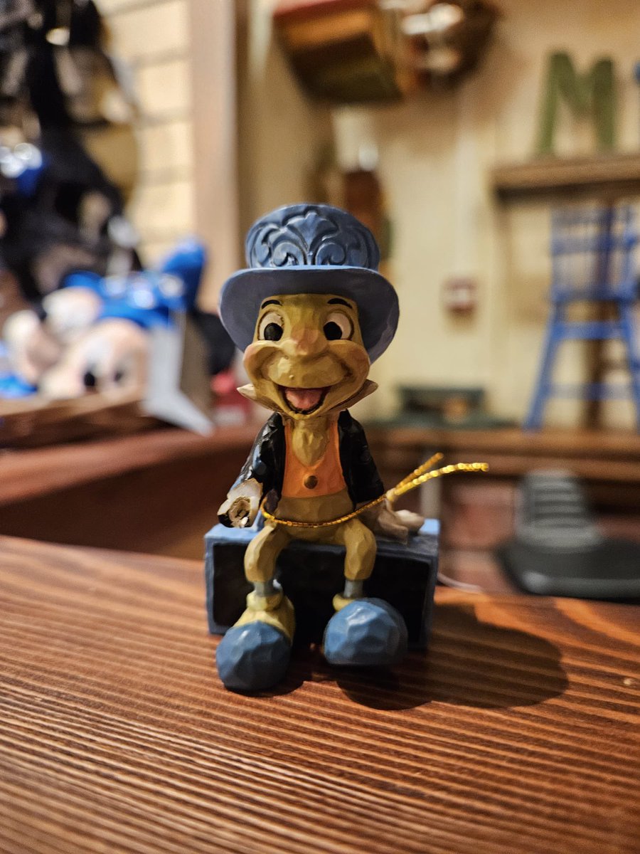 ✨ 🛍️ Figurine : Jiminy Cricket - 14€99€ - La Bottega di Geppetto ✨ #disneylandparis