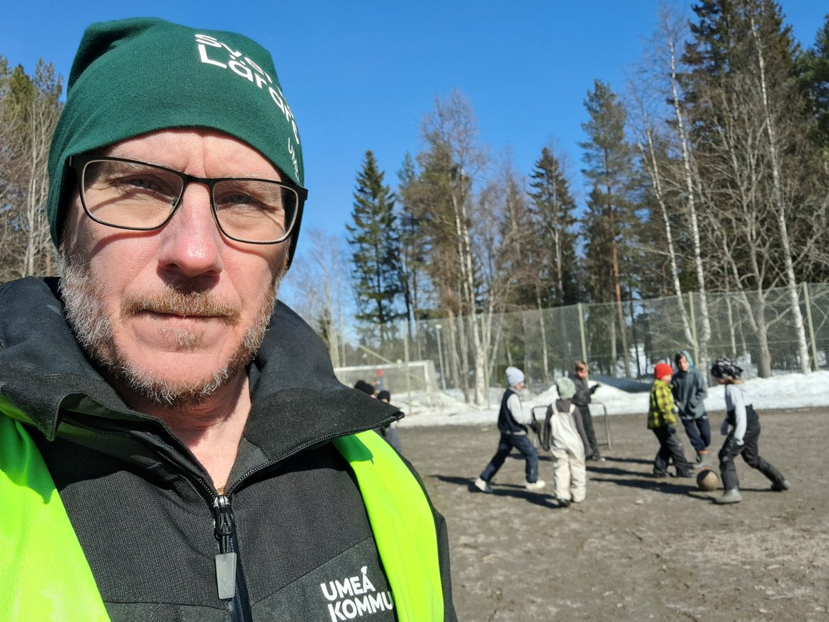 Vissa på #skoltwitter undrar om vi fackliga företrädare med centralala uppdrag har örat mot golvet ute på skolorna. Jag har just nu stövlarna mot lerig grusplan på min skola.