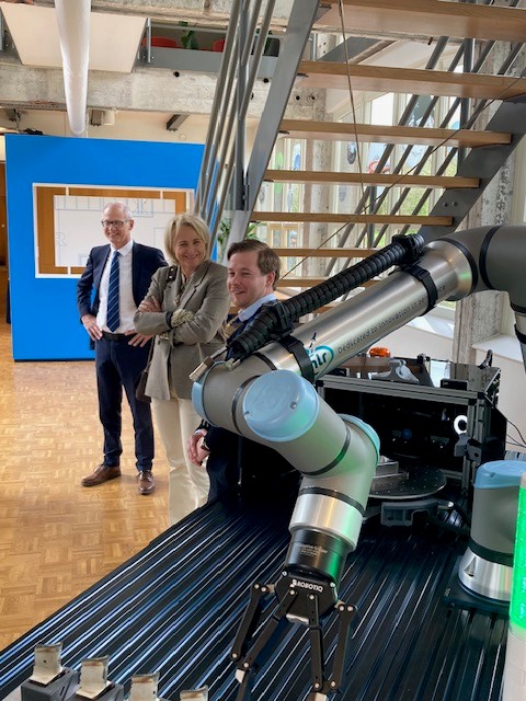 NLR_NL's tweet photo. Vanochtend was @MarjanRintel met collega's op bezoek bij NLR. @KLM wil elk van hun toestellen zo efficiënt mogelijk inzetten en uitval voorkomen, en wij geven inzicht in slim onderhoud: voortijdig, effectief en veilig. #maintenance #innovatie #faciliteiten https://t.co/oI0dwhcF1a