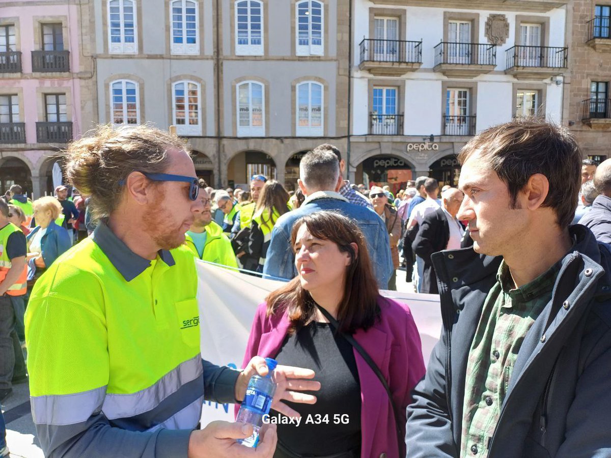 Acompañamos con nuestros concejales a ls trabajadors de #SaintGobain cuya empresa quiere irse a Marruecos dejando tirados 160 empleos directos y a otras 120 personas que trabajan en subcontratas. Casi 300 familias de la comarca de #Avilés que están peleando por su medio de vida.