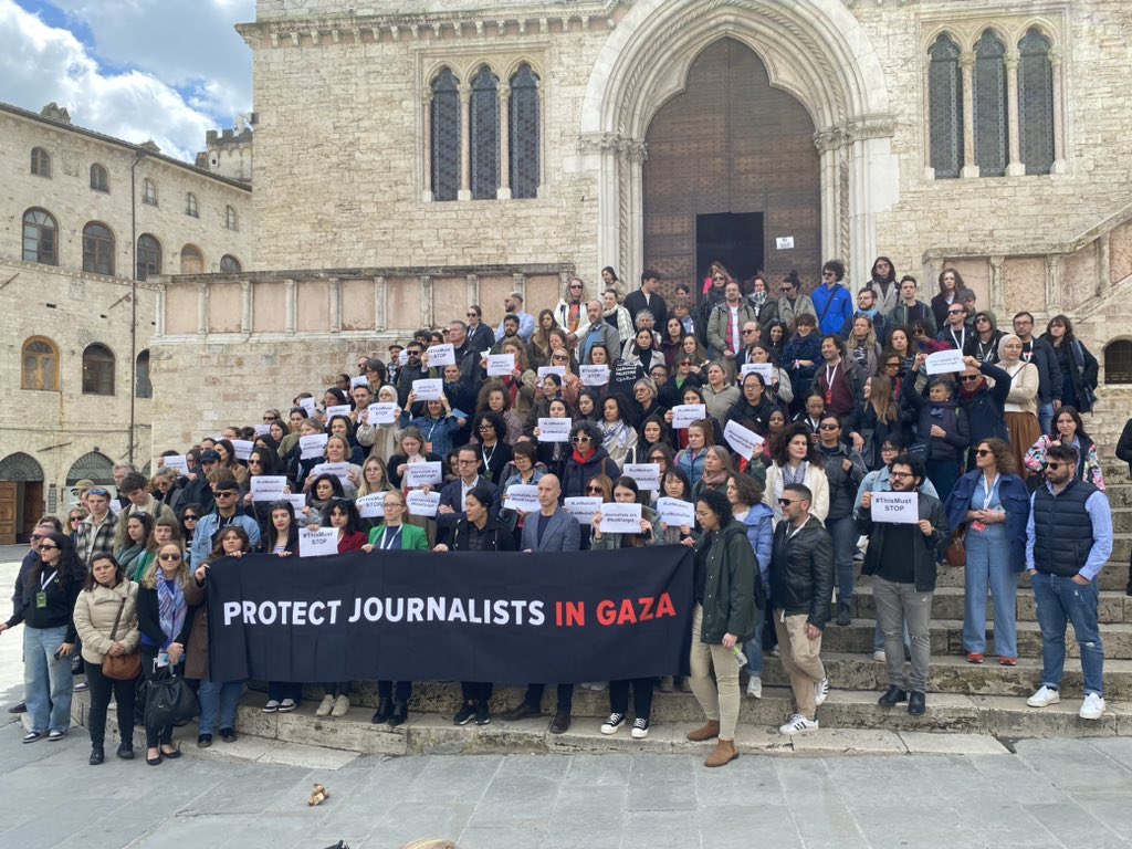 “Protect journalists in Gaza” Journalists attending the International Journalism Festival (#ijf24) in Perugia hold a solidarity action for their colleagues in #Gaza