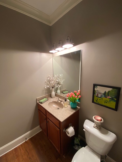 𝘿𝙚𝙨𝙞𝙜𝙣 𝙩𝙧𝙚𝙣𝙙𝙨 𝙬𝙚 𝙡𝙤𝙫𝙚 ☞ Accent shower wall, a warm wood vanity, black tile wall, & mixed metals 🤩