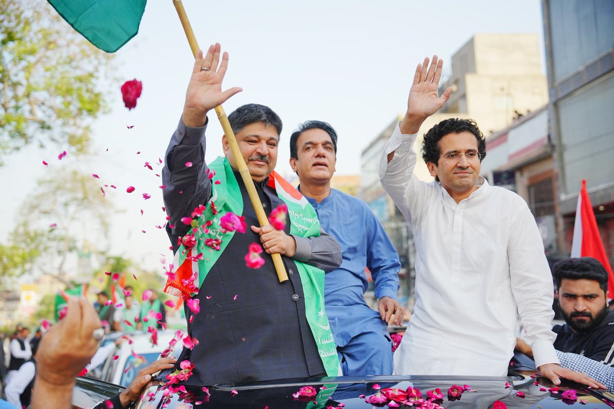 Shoaib Siddiqui, candidate of Istehkam-e-Pakistan Party, kicks off a rally in PP 149, waving the Pakistani flag. #ShoaibSiddiquiPP149Rally