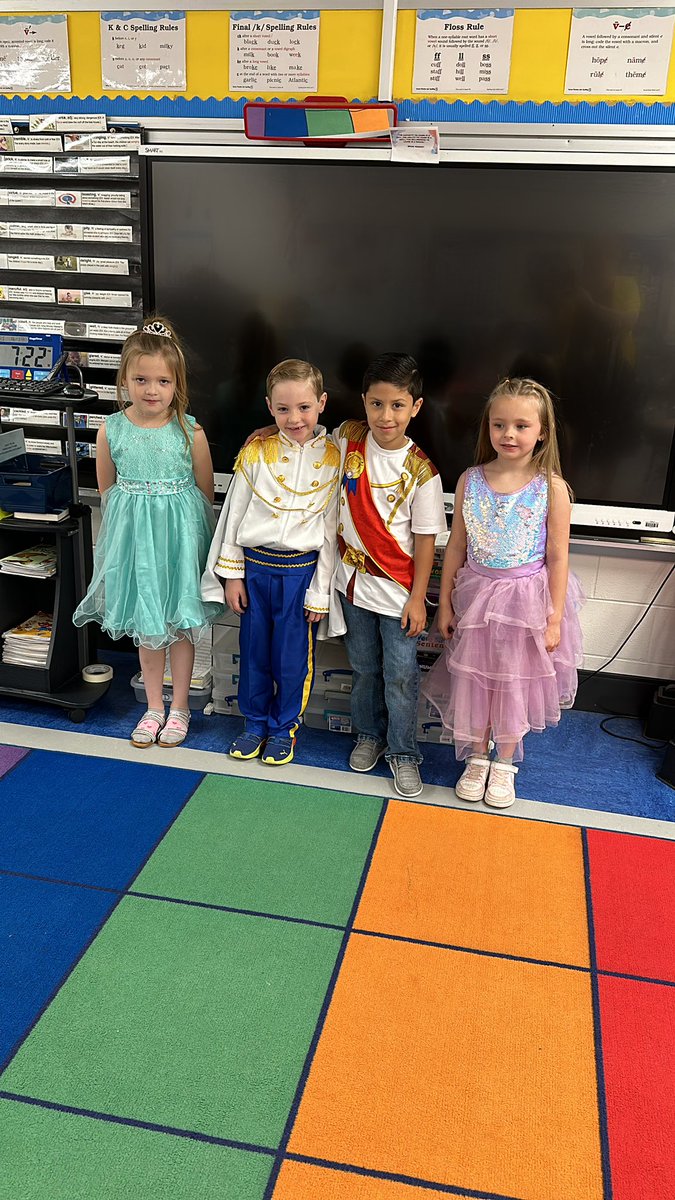 First graders at @SummitViewAcad are ready for fairytale day. #kcsdropedintoreading