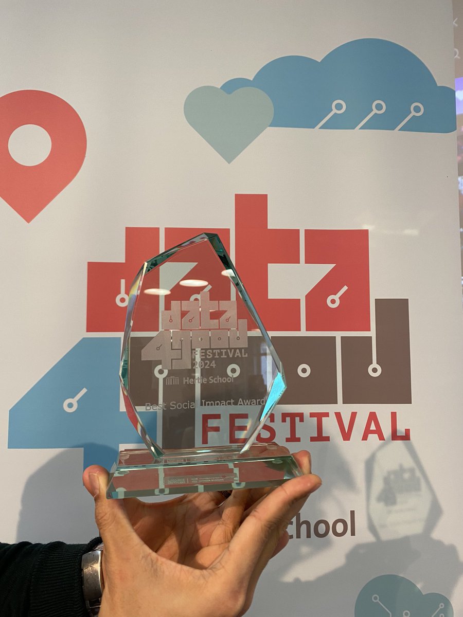 It’s happening 🤖🦾: Gearing up for our first Data4Good festival, welcoming 150 students from all over 🇪🇺. Who’s gonna take home the trophy on Sunday? Watch this space. @Hertie_DSLab, @simonsaysnothin, @Cornelia_Woll