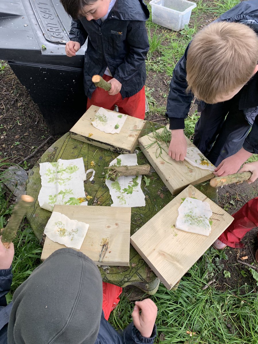 Great fun had exploring expressive arts through the great outdoors! 🌸 🌺 🍃 @_OLW_ @healthyschools_ @CoedCadw @SkyArts @Arts_Wales_ #expressivearts #curriculumforwales