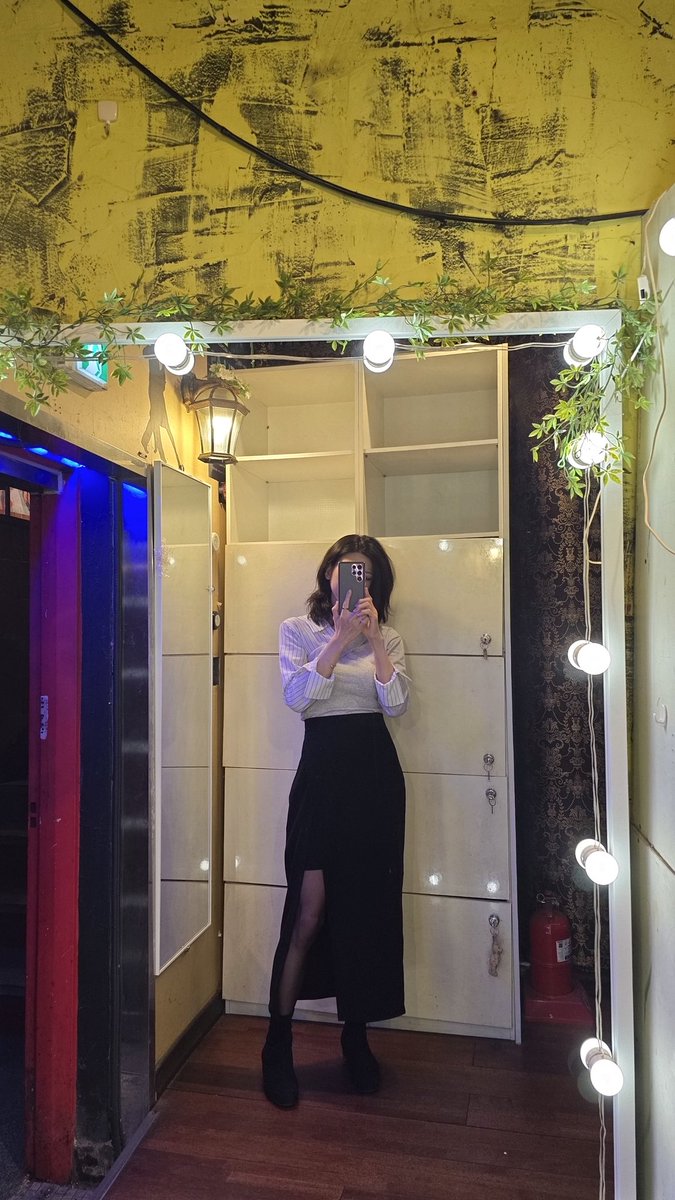 오랜만에 왔더니 아지트 분위기랑 거울이 바꼈어여🫨🫨🫨