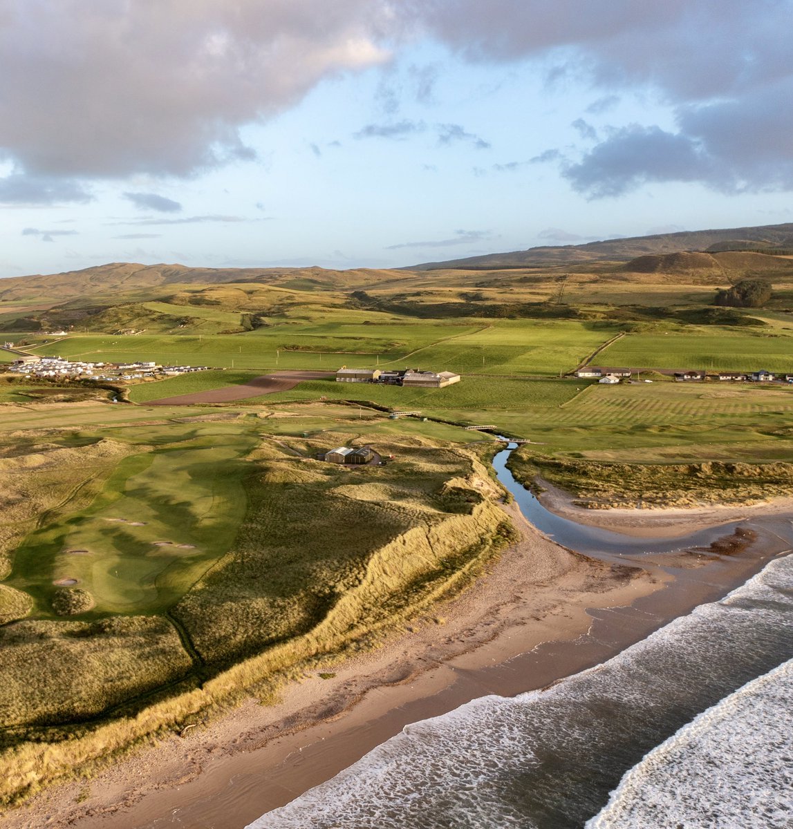 The reverse angle of Hole 3️⃣ and the towering dunes invisible from the green.