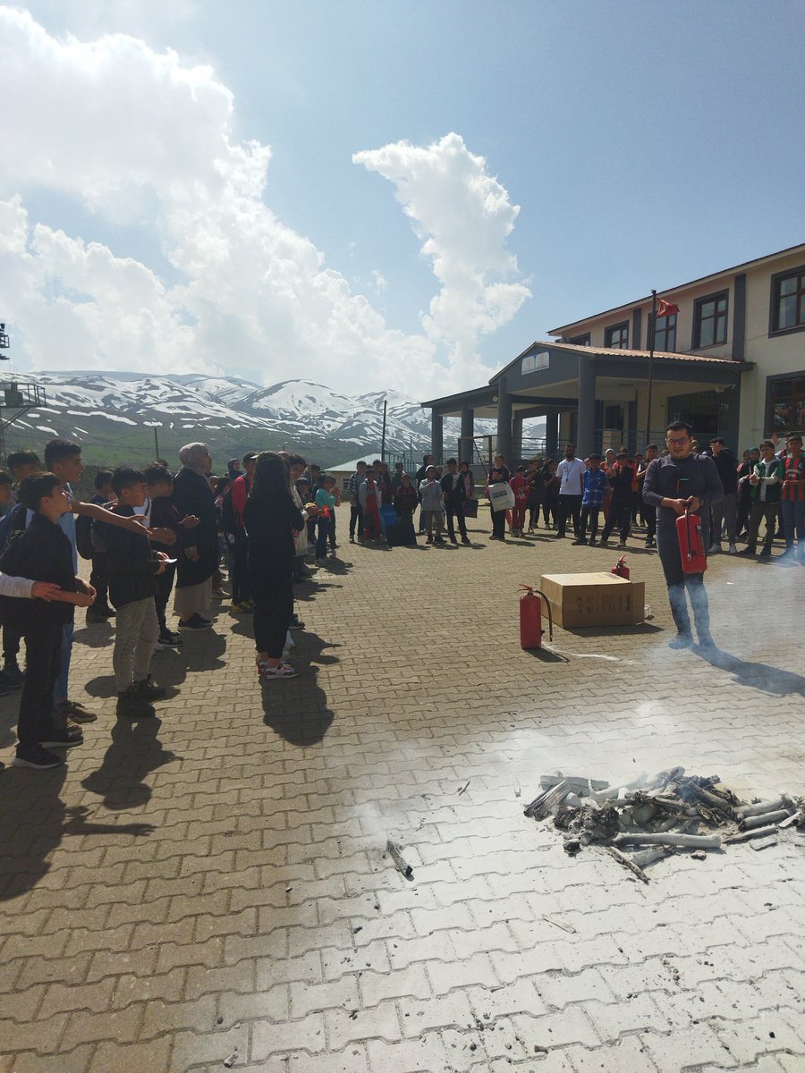 Okulumuzda yangın tatbikatı gerçekleştirildi. Öğrencilerimize yangın öncesi, sırası ve sonrasında neler yapacakları uygulamalı olarak gösterilmiştir. <a href="/bingolmem/">Bingöl MEM</a> <a href="/bingolvaliligi/">T.C. Bingöl Valiliği</a> @KarliovaMEM @karliovakaymakm 
<a href="/halukcakan12/">HALUK ÇAKAN</a> <a href="/yusuf_tokus/">Yusuf TOKUŞ</a> <a href="/Maliyldz12/">Mehmet Ali YILDIZ</a>