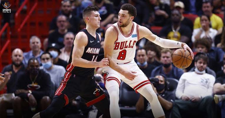 CourtsideTalks_'s tweet photo. HEAT VS BULLS: O REPEAT DO PLAY-IN PASSADO! 🔥🏀

Hoje em Miami, o reencontro do último Play-In! 

No lado do Heat, Butler não deve jogar, o que impacta diretamente a equipe de Spoelstra

Já pelos Bulls, a ascensão de Coby White é a grande chave para a classificação! https://t.co/M3GMv9CWNG
