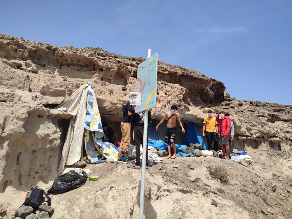 🛑👮‍♂️ Procedemos al desalojo pacífico de migrantes mayores de edad en Zona de Especial Conservación de Playa del Cabrón en #Arinaga. 💼 ¡Gracias por la participación activa de los implicados en la limpieza del entorno! 🧹🌿 #GRUPA #GranCanaria