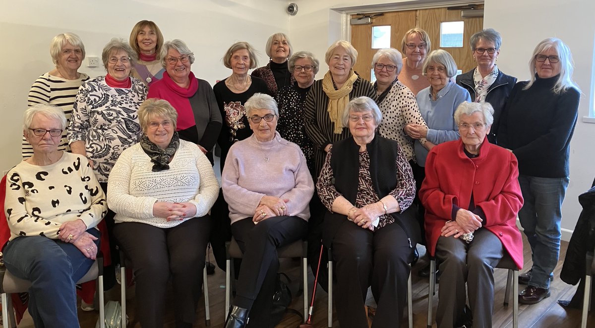 Cangen Y Gwter Fawr Aelodau’r gangen gyda’r siaradwraig, Heddyr Gregory (sy’n y canol yn y cefn). Cyfarfod llwyddiannus - er bod tua chwarter yr aelodau wedi methu â chyrraedd y cyfarfod oherwydd bod rhan o’r heol trwy’r pentref ar gau!!!