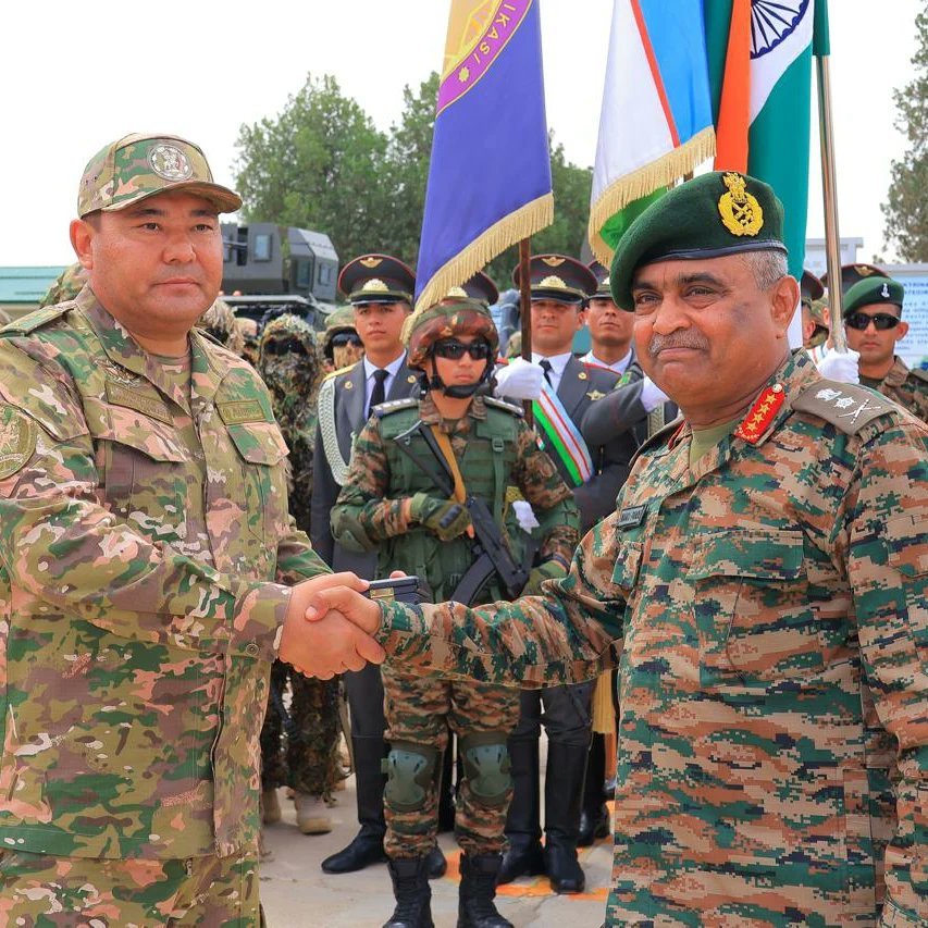 #IndiaUzbekistanFriendship🇮🇳🇺🇿
General Manoj Pande #COAS visited Termez Training Area to witness the Joint Military Exercise #DUSTLIK between the Armed Forces of #India & #Uzbekistan and was briefed by the Contingent Commander about the ongoing Exercise. 
#IndianArmy