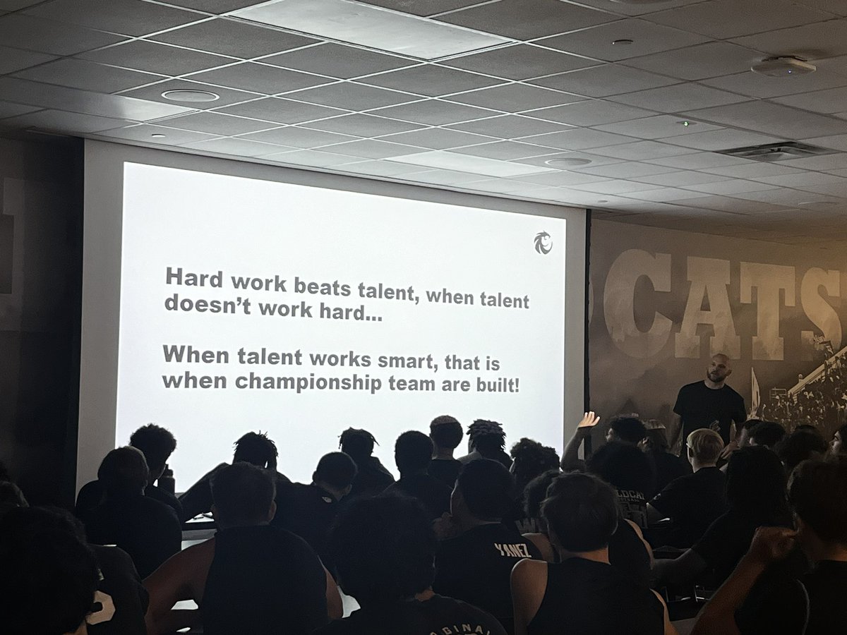 Another great week and another great lesson from our Leadership series with @lokey_derek. Characteristics of Elite Teams: ▪️Team > Me Mentality ▪️Servant Leadership ▪️Play / Celebrate Together ▪️Culture of Accountability ▪️High Standards #Southside | #DifferentBreed