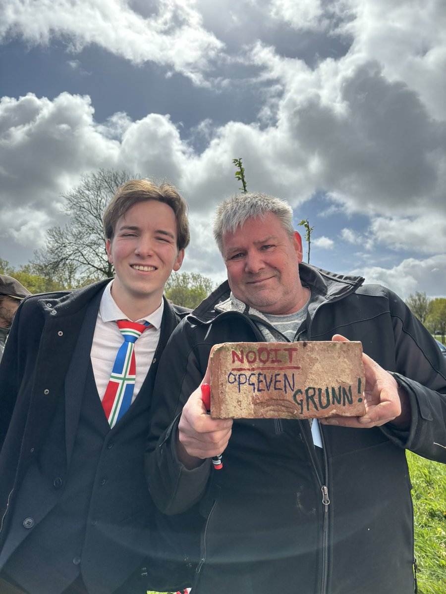 Harry Rozema zou vanmiddag met zijn zoon naar de bijeenkomst gaan om het einde van de #gaswinning te memoreren

Maar moest plots eerst stutten plaatsen bij een acuut onveilige woning in Appingedam 

Zo dicht liggen hoop en verdriet bij elkaar hier 

#groningen geeft nooit op