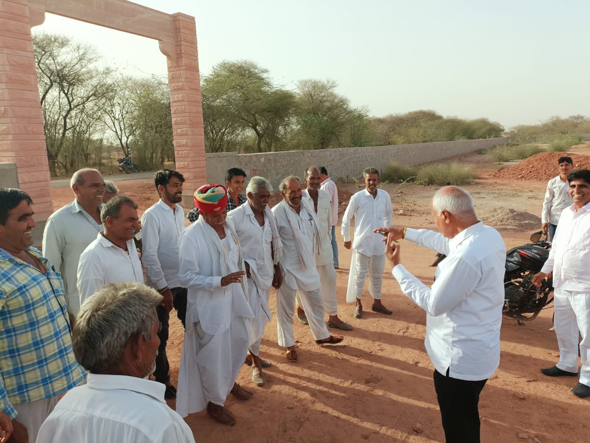 आज अपने गांव सिणोद में लोकतंत्र के इस महापर्व में मतदान कर अपना फर्ज निभाया , मेरा वोट मेरा अधिकार !! #BJP4India #BJPRajasthan