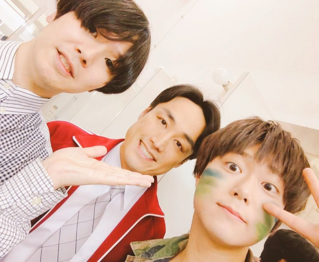 white_yanagi's tweet photo. 【作・演出】
舞台「#負けんな漫研!!!」
3日5ステージ終演。
連日、ご来場、応援、ありがとうございます！！

本日の公演で、#こちらスーパーうさぎ帝国 の #免出知之 は一足先に公演を終えました！お疲れ様！

免ちゃんと優くんと写真。
#男子はつらくないよ 以来の3人ですね！

#まんけん
#だんつら https://t.co/BnmKeb1ae3