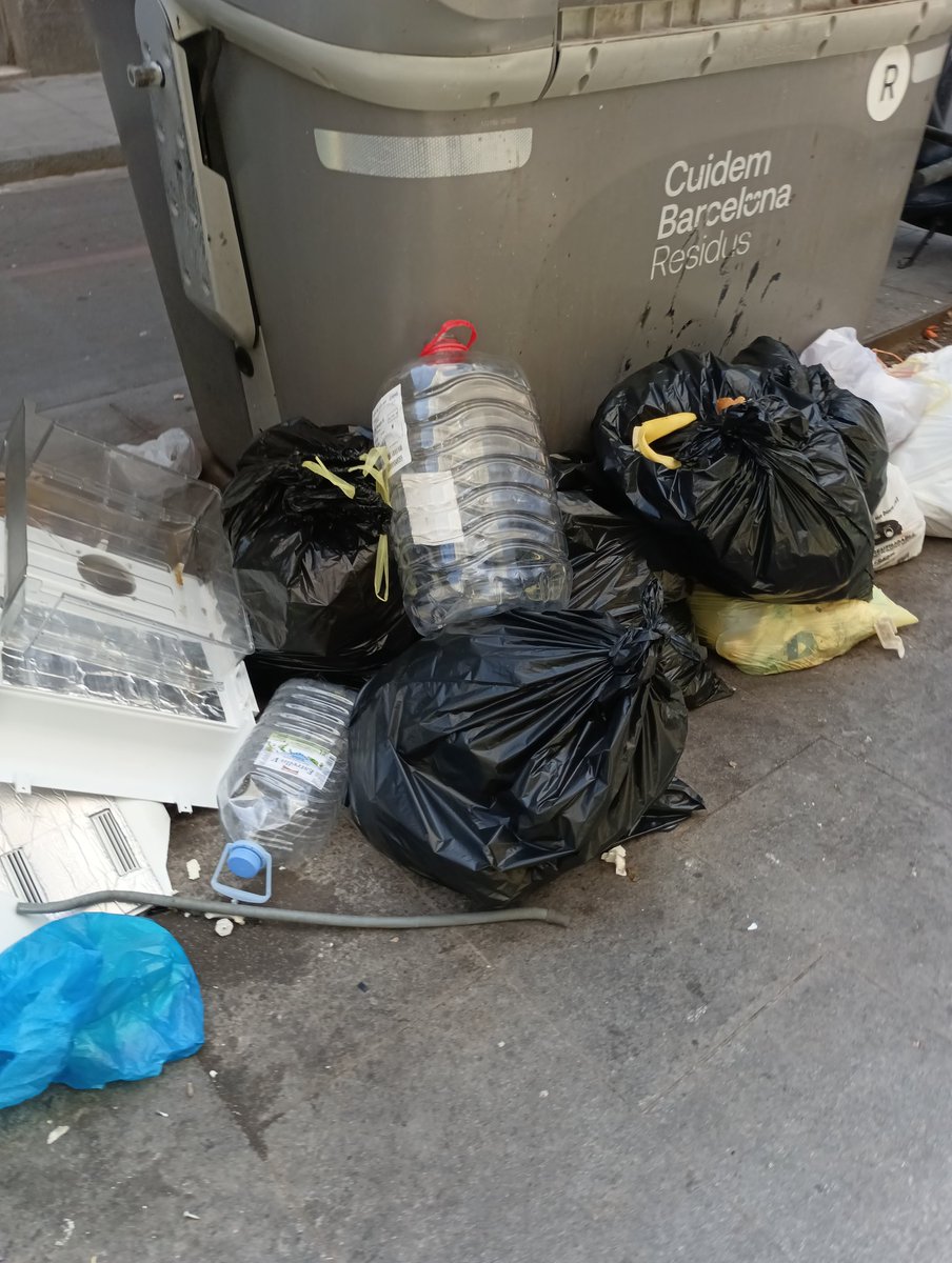 Carrer de sant antoni on tots els veïns tenen nevera nova menys jo que la tinc fa 14 anys.
No es la mateixa d'ahir
#ravalabandonat