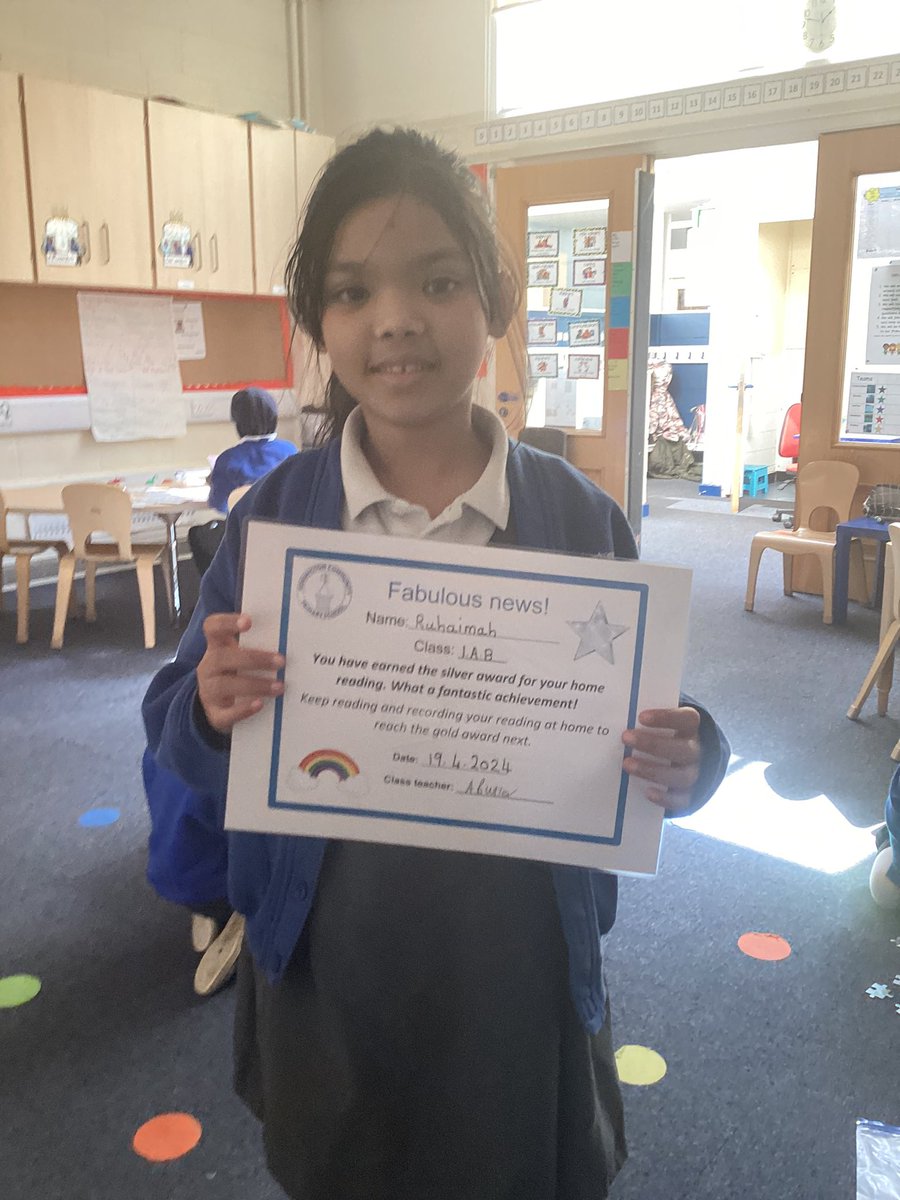 KensingPrimary's tweet image. Ruhaimah in 1AB is celebrating getting her silver award for her home reading. #1AB #HomeReading #Proud