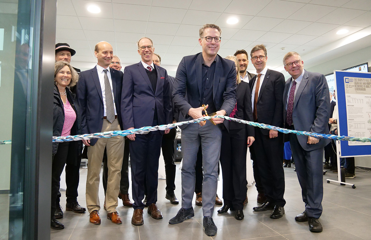 Heute hat Bayerns Wissenschaftsminister @MarkusBlume den Neubau unseres #KI Zentrums #CAIDAS eröffnet. Allen Forschenden im neuen Gebäude viel Erfolg bei der Arbeit! Gefördert wurde der Bau aus der #HightechAgendaBayern @StMWK_Bayern