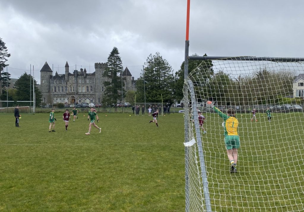 Our TY @gaafutureleader class organised a blitz yesterday for 10 of our local Feeder Primary Schools @officialdonegal We had our special guest Jarlath Burns the new president of the @officialgaa at our event which was a huge success ⚫️🔴🏰⚫️🔴🏰