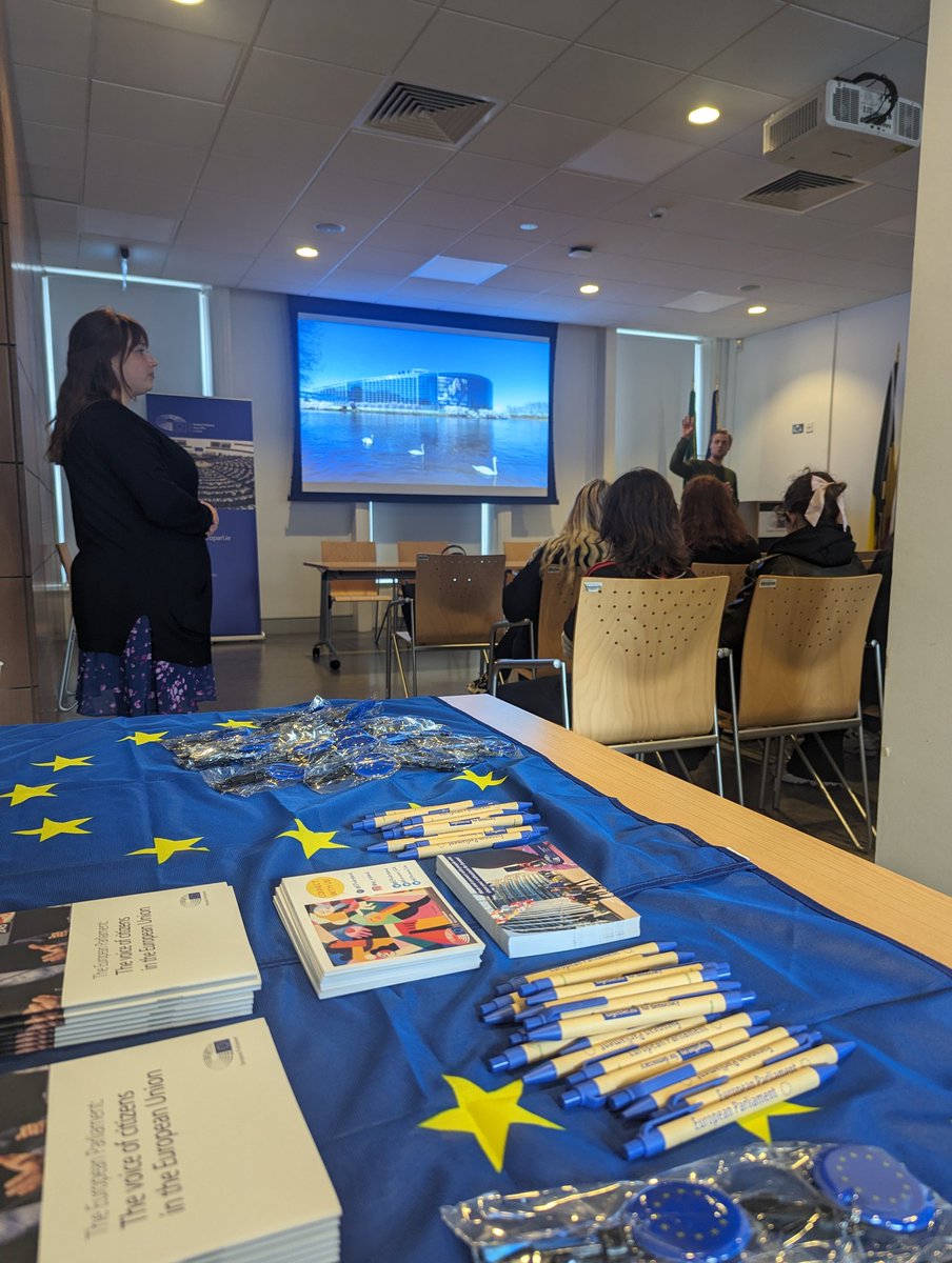 A busy day in Europe House with another school visit! It was fantastic to welcome @BallinteerCS 🇪🇺 They've also been participating in the European Parliament #AmbassadorSchools programme, and today they learnt more about all things EU 🌟 #EPASIreland