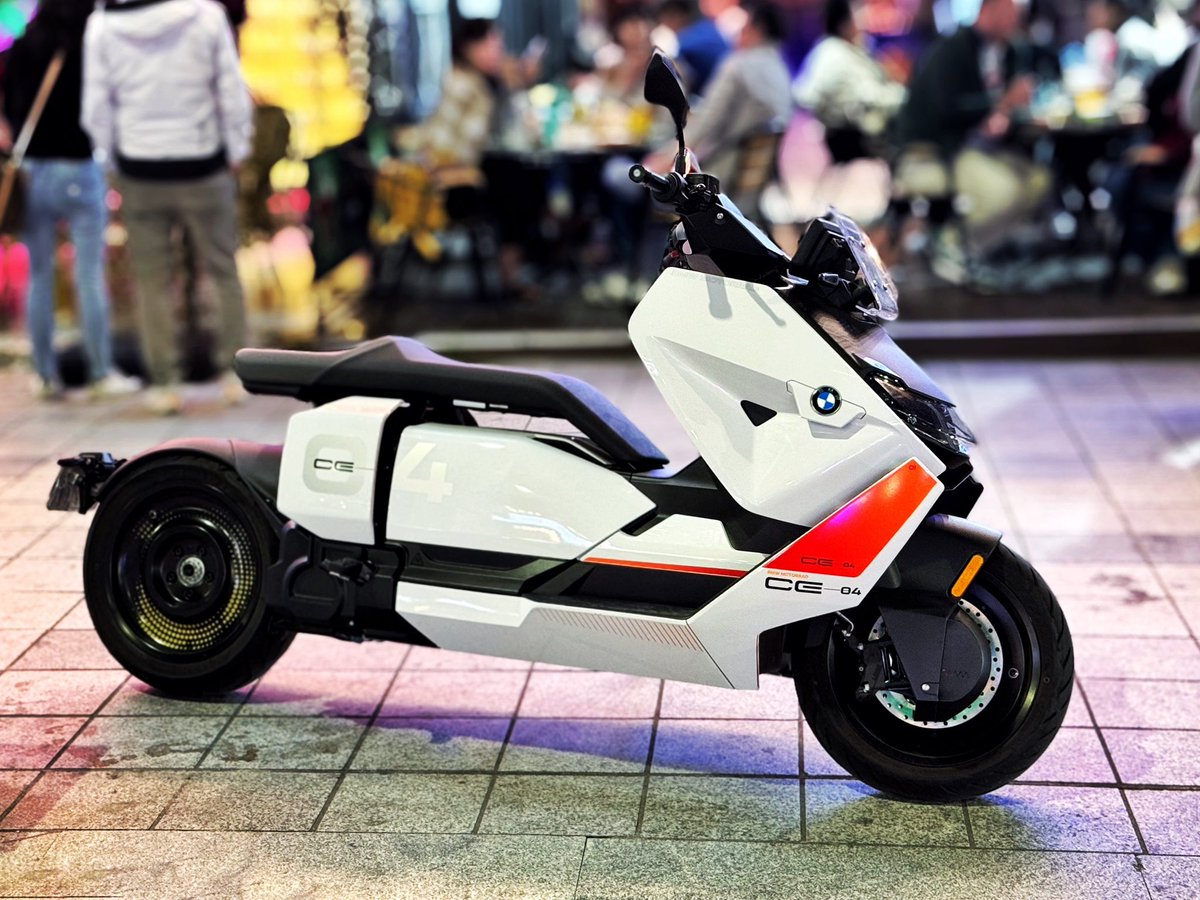 Quiet Street quarter.
📱📷 @D_K_Lim 
#iPhoneography #Apple #shotoniphone #BMW #BMWmotorrad #CE04 #BMWCE04 #electronic #motorcycle #vehicle #scooter #street #style #Haeundae #busan