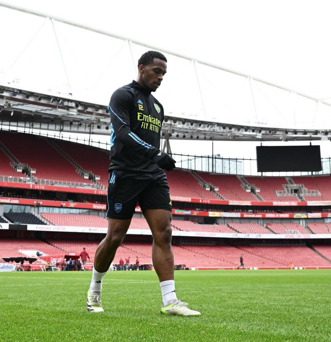 🔴⚪️ Arteta: “Jurrien Timber looks really good in training. It’s too soon for him to play but he will be tested again the U23s and then we see”. “I see him in right and left-fullback. We will use him in different ways”.
