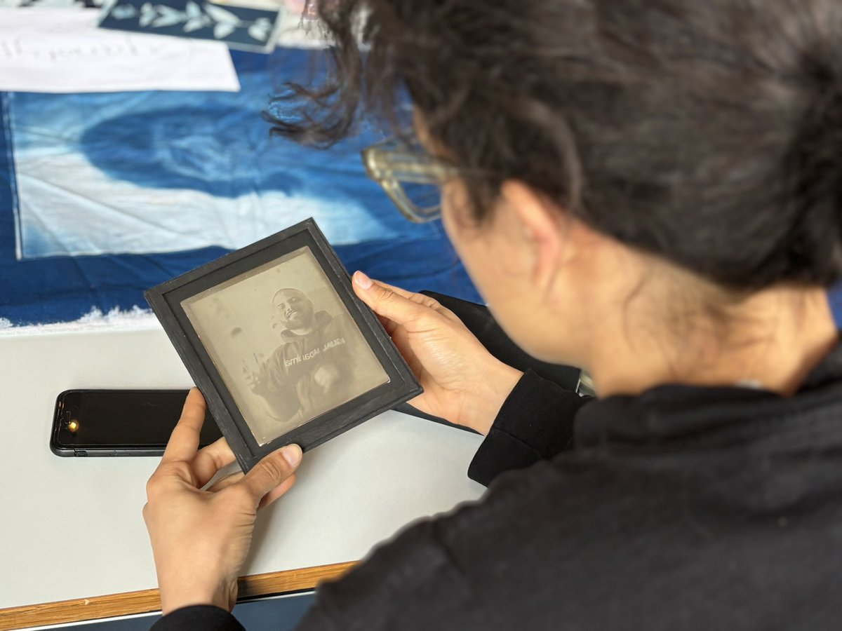 CourtauldRes's tweet photo. Fantastic handling session with @jo_gane for #MaterialWitness learning all about different photographic techniques including photogenic drawing, calotype, cyanotype and collodion processes ✨ https://t.co/2zkh7r3CMS