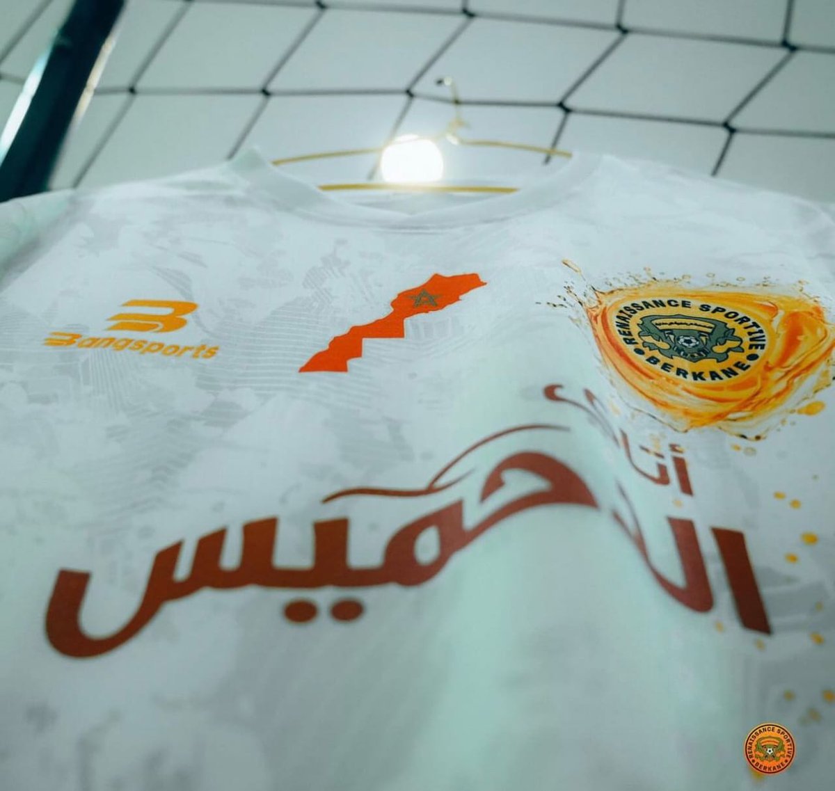 AbbeAgadir's tweet photo. بسبب هذا القميص، سلطات العدو الجزائري تحتجز بعثة فريق نهضة بركان. نظام الحظيرة يثبت يوميا عداءه للشعب المغربي https://t.co/KPopRkC58N