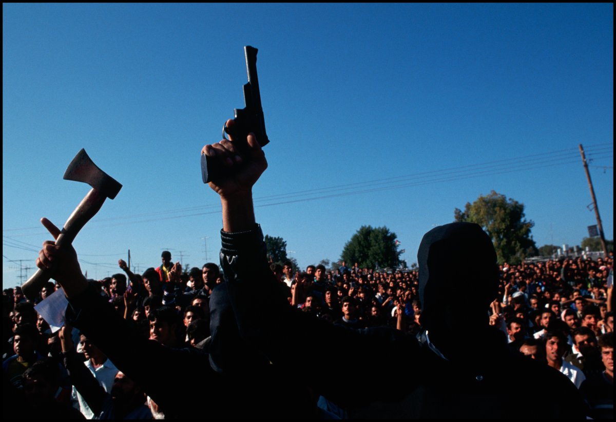 ملثمون من حركة حماس خلال مشاركتهم في مظاهرة احتجاجاً على توقيع اتفاق أوسلو
غزة ١٩٩٣