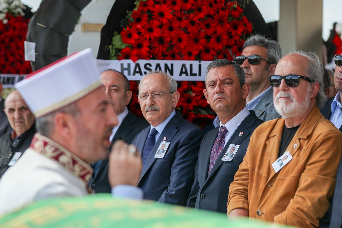 Cumhuriyet Halk Partisi Genel Başkanı Özgür Özel, hayatını kaybeden CHP TBMM Grup Müdürü Levent Bayraktar için Ankara Kocatepe Camii ve Karşıyaka Mezarlığı’nda düzenlenen cenaze törenlerine katıldı.