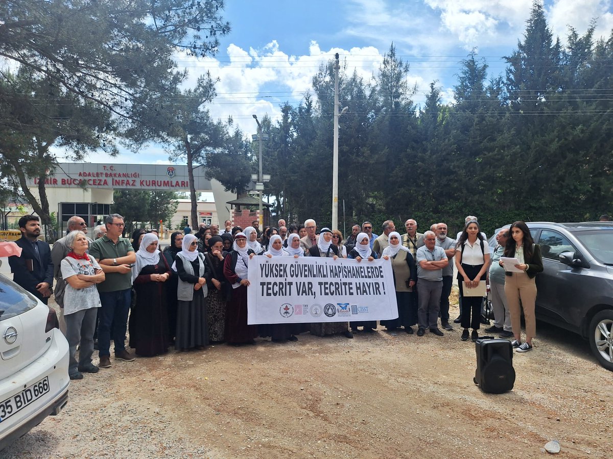 DemKarabaglar's tweet photo. YÜKSEK GÜVENLİKLİ HAPİSHANELERDE TECRİT VAR,TECRİTE HAYIR!
Ceza evlerinde tecritin insan haklarına haykırı olduğunu ,adaletin sağlanması insani koşuların iyileştirilmesi için bugün buca kırıklar ceza evi önünde birkez daha haykırdık.
#TecritİnsanlıkSuçudur https://t.co/L4EaMnqowX