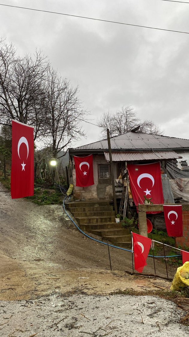 Bazı belediyelerin meclislerinden kaldırılan bayrak, bu evlere asılmasın. Devlet ve millet önlem almak zorunda. Türk bayrağı kutsaldır.