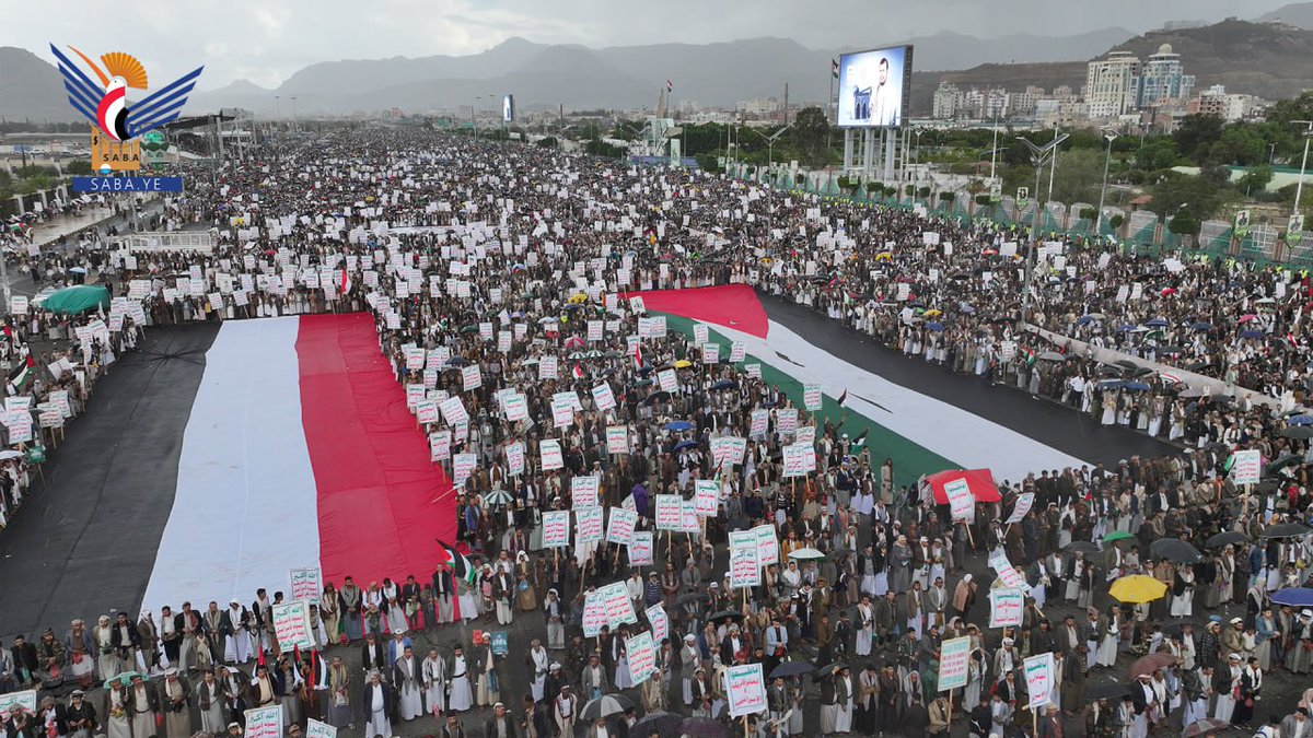 بين غزارة المطر خرجت اليوم الحشود المليونية للشعب اليمني