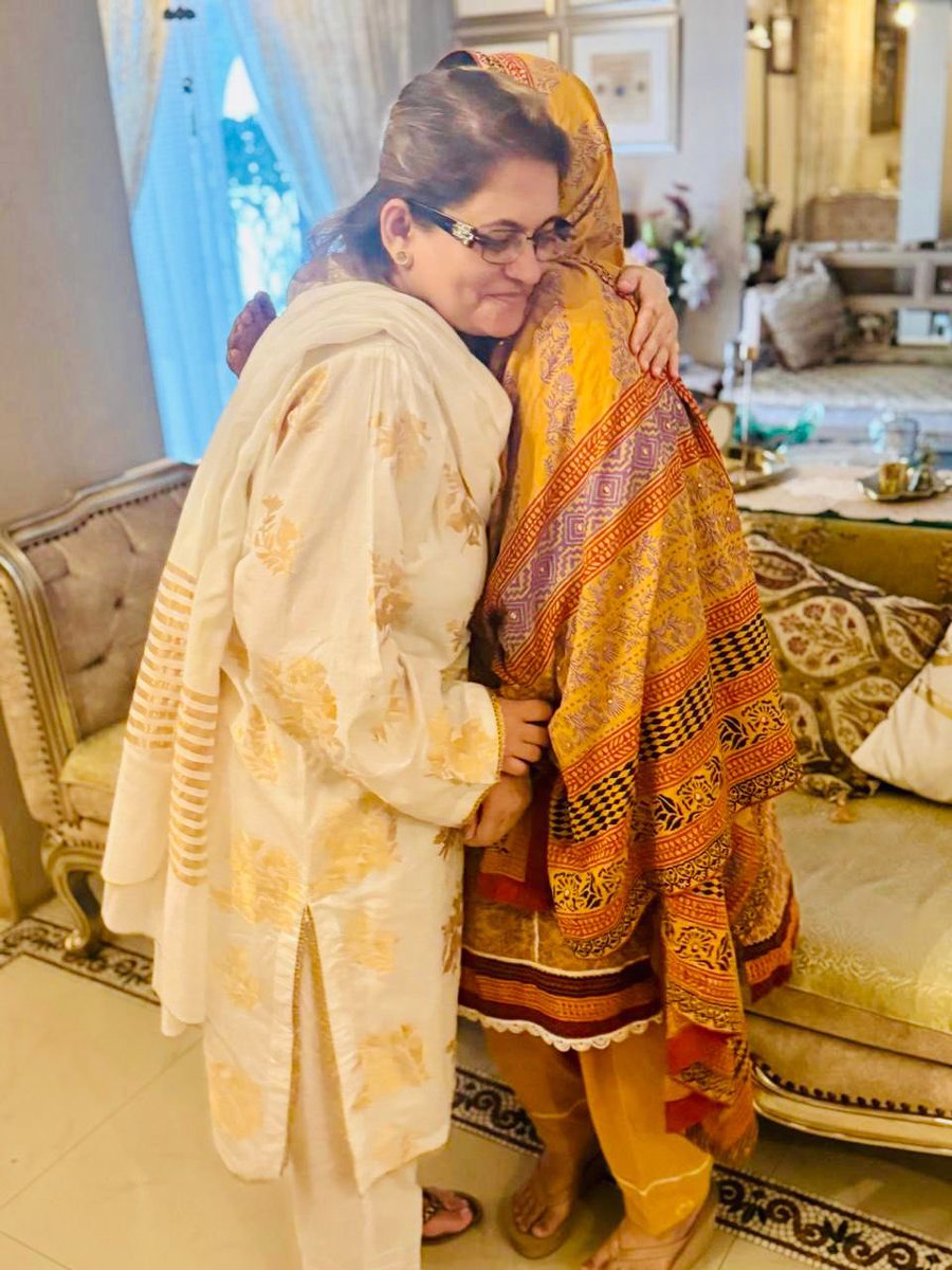 AbdulWaliBughio's tweet photo. Minister for woman and development madam @ShaheenaSheer met with information Secretary PPP woman wing Sind MPA Madam @Sadiajavedppp at her place.
MPA Sadia Javed congratulate the Shahina Sher Ali on taking oath 🎉 https://t.co/CRvZlvbKQX