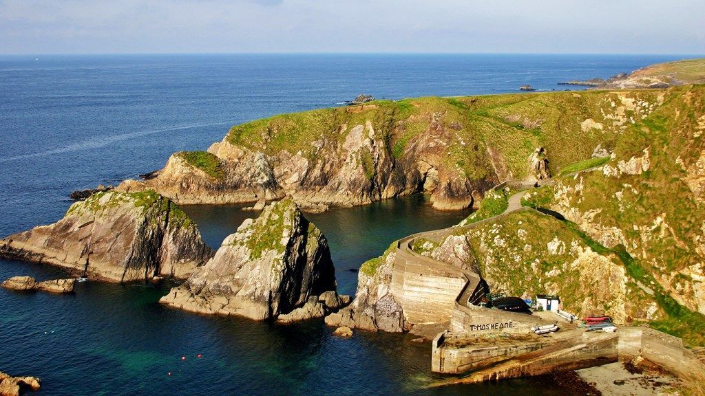 #FlashbackFriday to that time we drove as far west as you can in #Ireland, and discovered this beautiful place: Dunquin Harbor, on the #WildAtlanticWay: bit.ly/2FFRNtu #travel #Irish #CoDingle #DinglePeninsula #VisitIreland #ExploreIreland