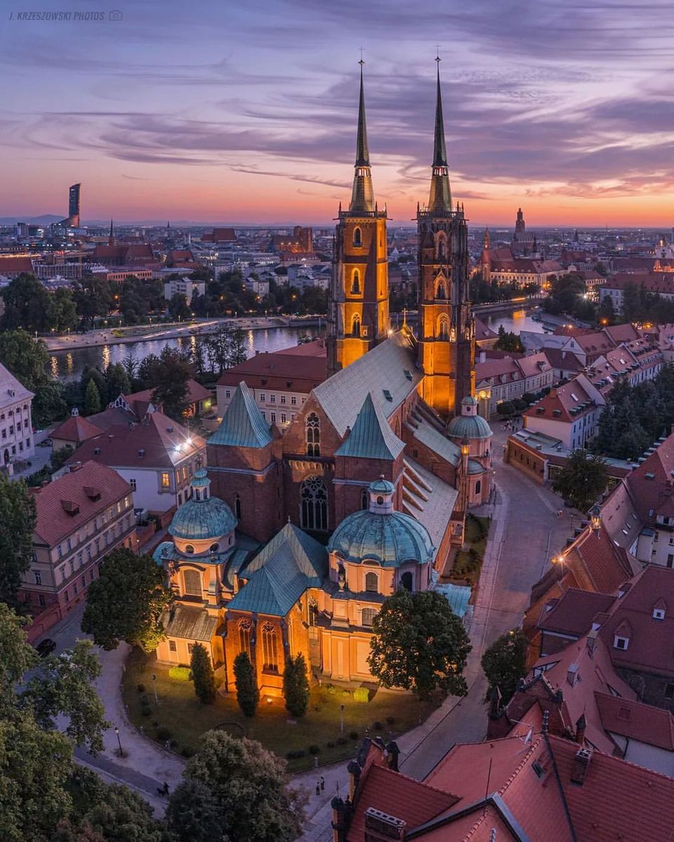 A Collection of Sunrise & Sunset Candids 
from Wrocław, Poland 🇵🇱

Which view is your favorite?

all photos by 📸 jkrzeszovskiphotos

1/ The Cathedral of St. John the Baptist is a Gothic masterpiece dating back to the 13th century, renowned for its stunning architecture, rich…