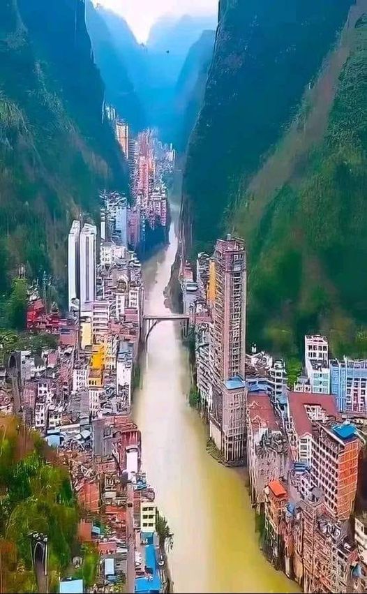 Yanjin, China, la ciudad más estrecha del mundo. Tiene menos de 300 metros de ancho ¿Cómo te ves viviendo ahí?