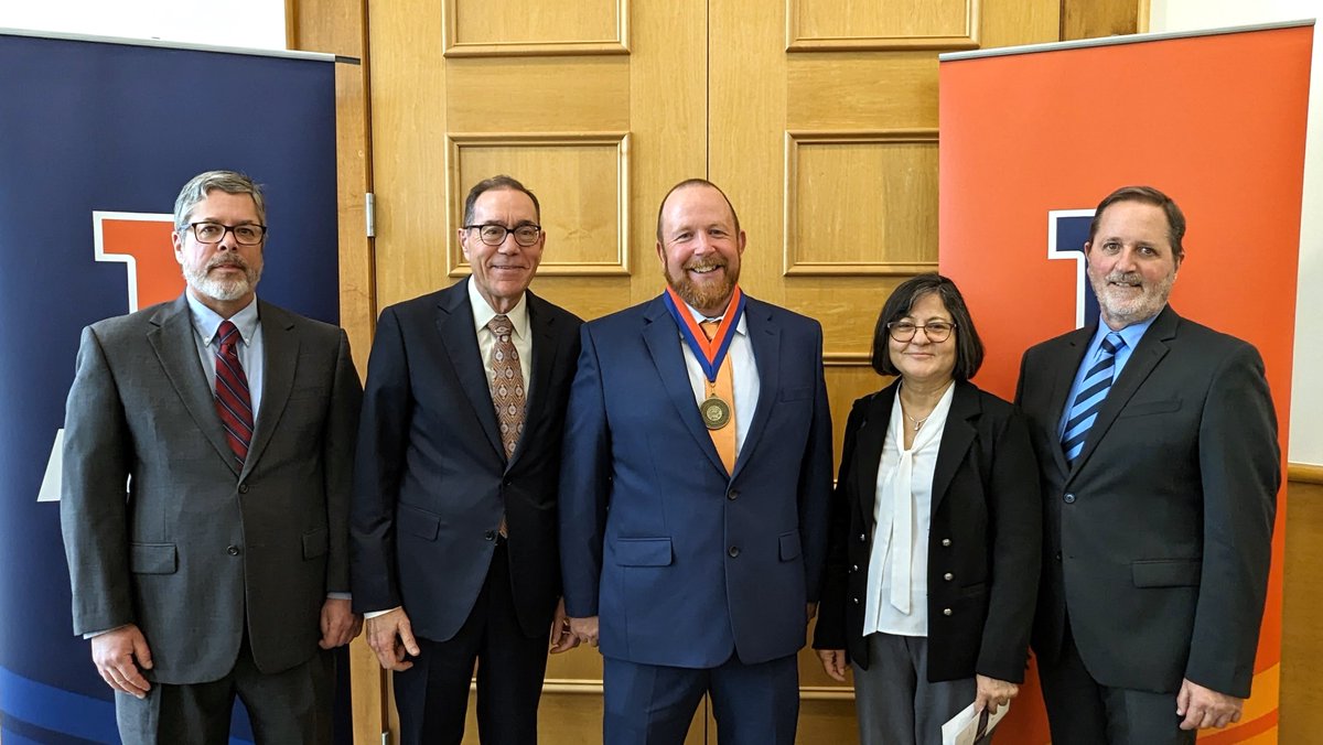 Congratulations to Professor Michael Ward of @ACESIllinois, the new Stuart L. and Nancy J. Levenick Sustainability Chair at #iSEE and @IllinoisNRES!🙌 Ward, an expert on bird behavior & migration, was formally invested as Levenick Chair on Thursday at the @FunkACESLibrary.