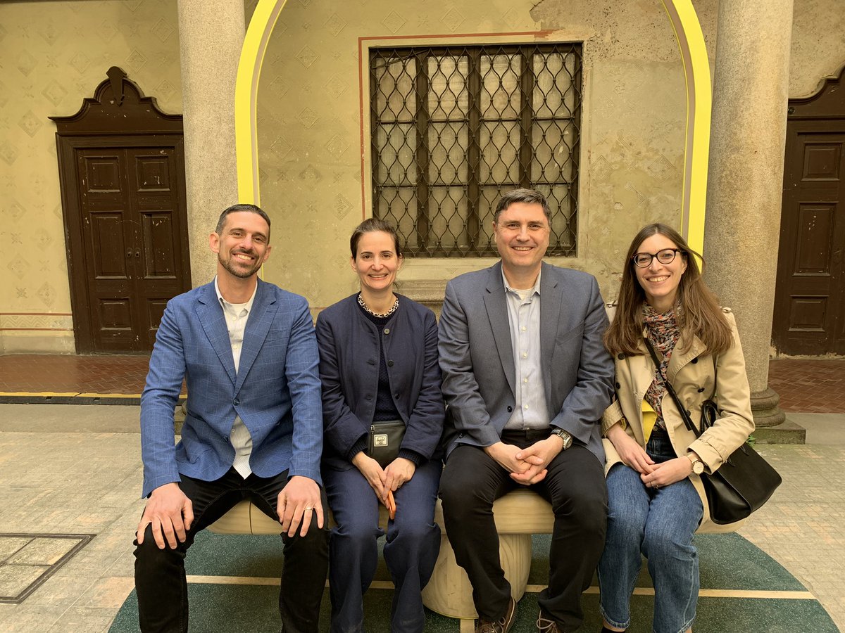 CanadainItalia's tweet image. « Duetti » di @DailyTLJ è un progetto bellissimo: una panchina e un paletto interattivi - musica, luci e movimento generati dalla presenza umana. @5vieartdesign @ComuneMI #MDW #MilanDesignWeek 
Già nella shortlist per una Menzione Speciale @fuorisalone Award